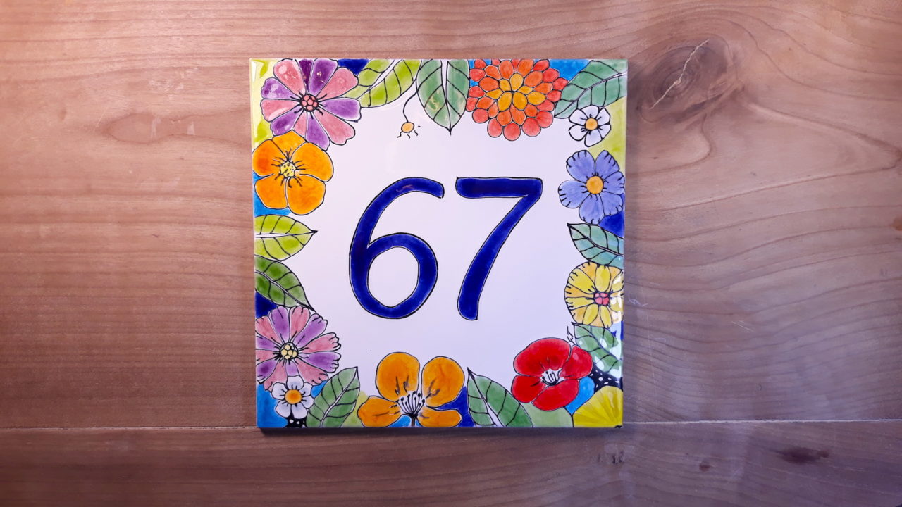 Numéro de maison céramique fleurs multi-couleurs sur table en bois numéro d'exemple 67 design original et personnalisable