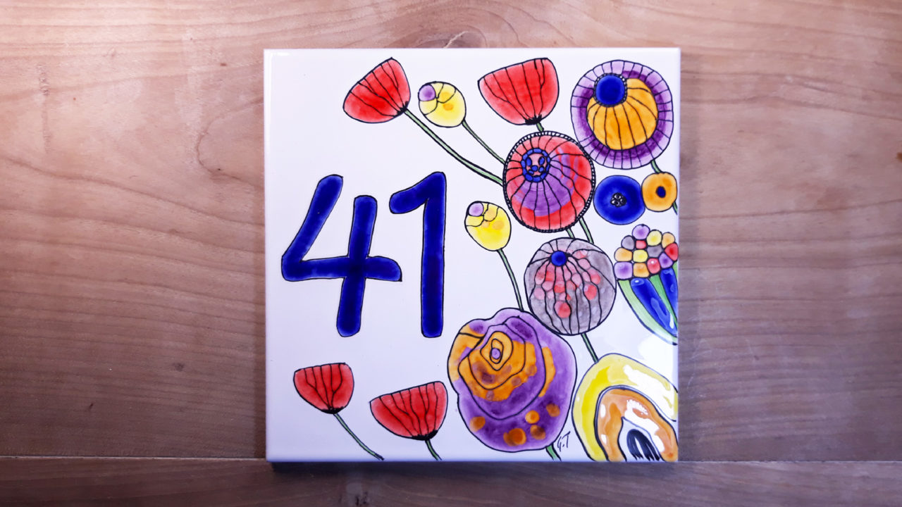 Numéro de maison décoration céramique sur table en bois fleurs abstraites