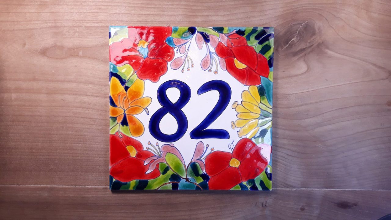 Numéro de maison céramique fait main sur table en bois