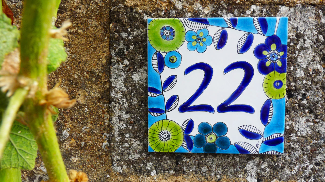 Numéro de maison décoration céramique numéro 22 bleu vert sur mur en pierre