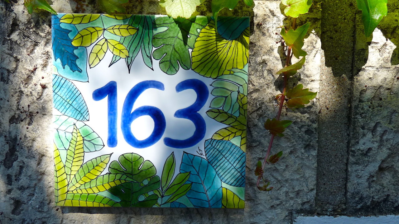 Numéro de maison céramique végétal sur mur en pierre, feuilles vertes foncées claires numéro d'exemple 163