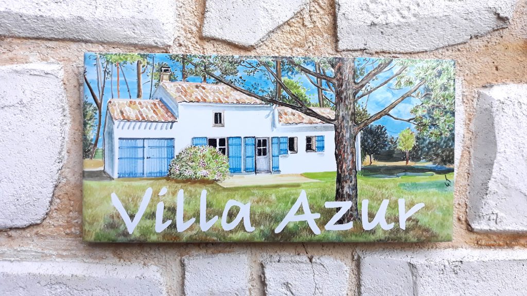 Plaque numéro de maison villa azur, petite maison blanche entourée d'arbres décor oxydes décoration artisanale fait main, céramique
