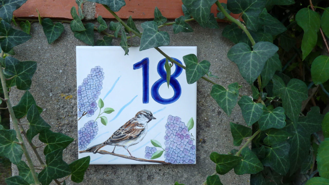 numéro de maison céramique moineau, oiseau dans un jardin, grands fleurs violettes numéro d'exemple 18