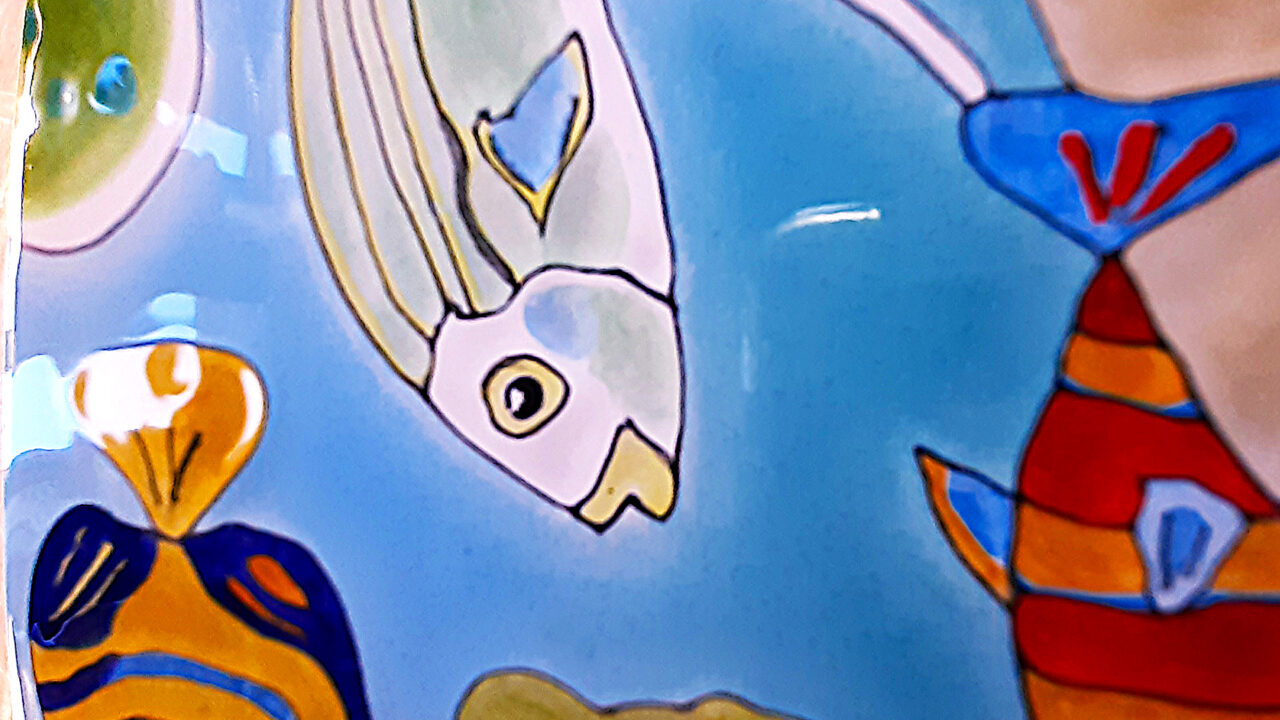 Détails numéro de maison céramique motifs coraux poissons mer design personnalisable et moderne originale, tête de poisson gris jaune