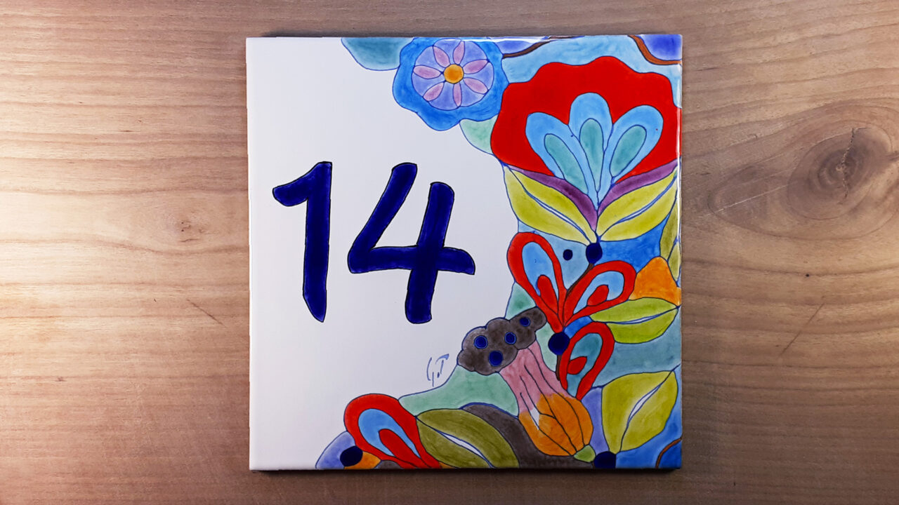 Numéro de maison céramique formes couleurs abstraites numéro d'exemple personnalisable 14 sur table en bois