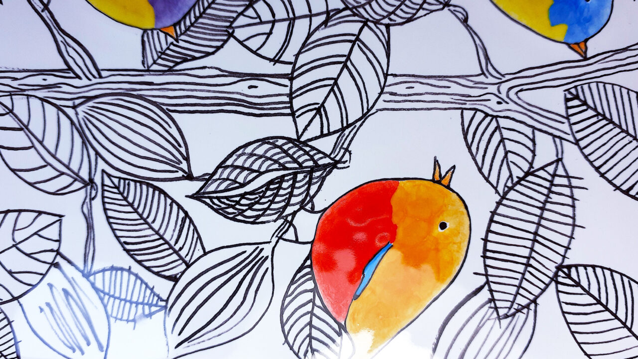 Numéro de maison céramique oiseaux détails oiseaux colorés sur arbres graphique en noirs et blanc graphique