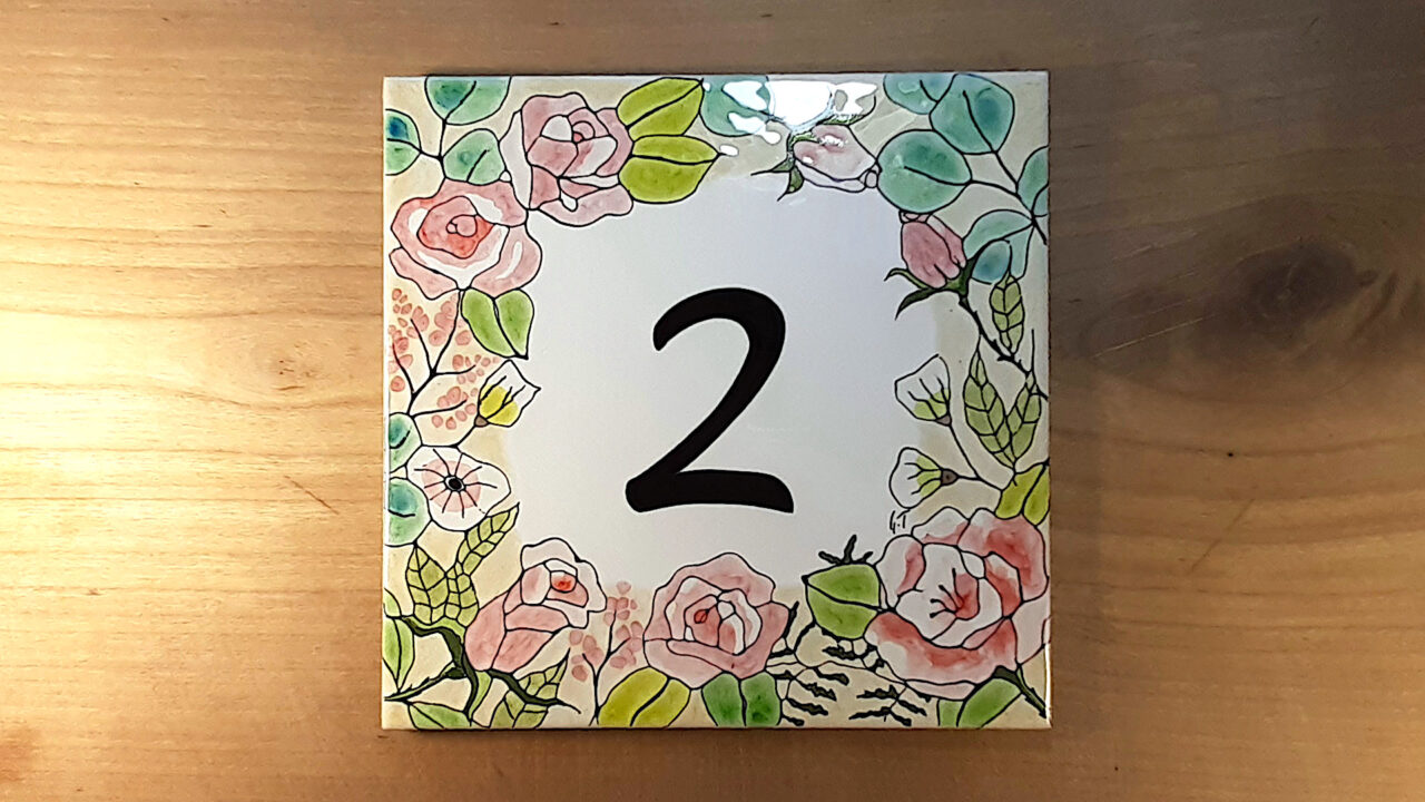 Numéro de maison céramique motifs roses détails sur table en bois, design personnalisable original