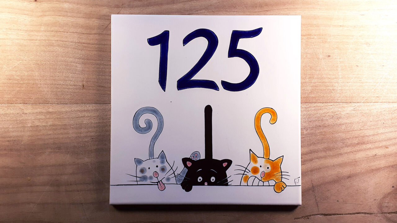 Numéro de maison céramique trois petits chats blanc gris noir et oranges souriants style enfantin fond blanc numéro personnalisable exemple 125 sur table en bois design original