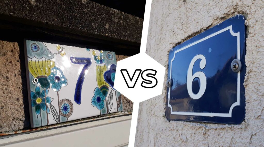 Numéro de maison céramique fait main original et personnalisable à côté d'un numéro de maison classique bleu avec numéro blanc sur mur de pierre